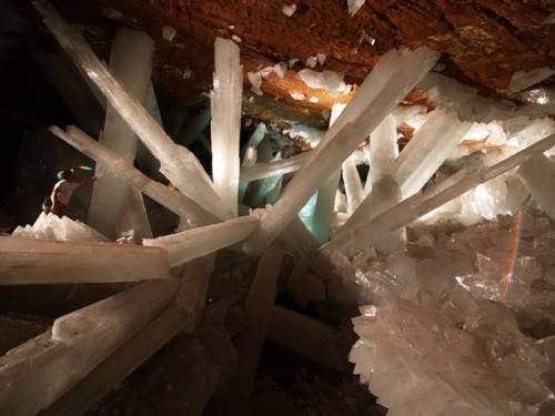 огромная пещера с кристаллами