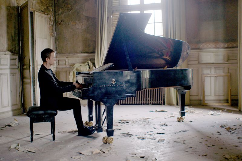 Стоять около рояли. Человек за пианино. Человек за роялем. Пианист сидит за пианино. Бетховен за роялем.